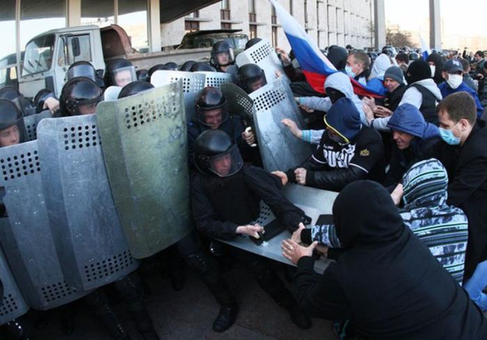 En las ciudades de Járkov, Donestk y Luganks han sido reprimidas las manifestaciones en contra de las nuevas autoridades de Kiev.