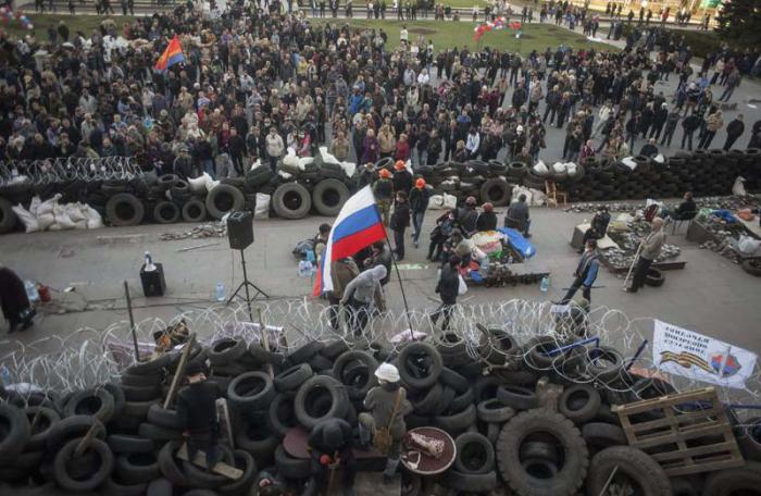 Manifestantes contrarios a las nuevas autoridades ucranianas tomaron la sede del gobierno local en Donetsk. 