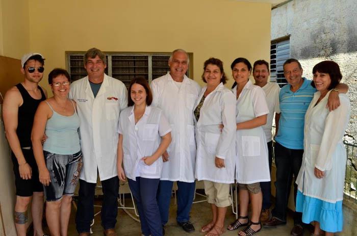 Diferentes generaciones de médicos y estomatólogos se intregran en esta familia que ahora recibe  con beneplácito el incremento salarial para el sector de la salud. 