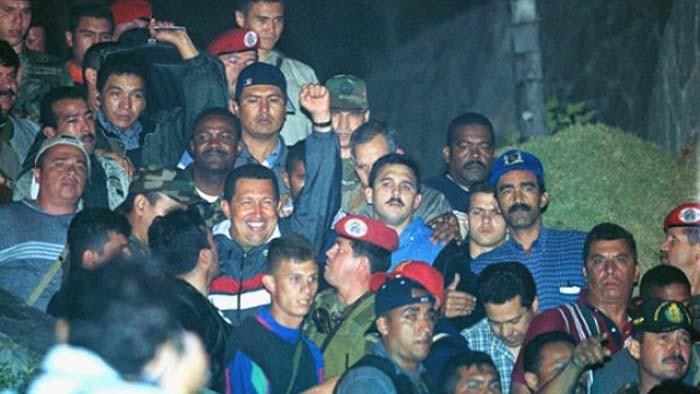 Aupado por el pueblo venezolano que salió a las calles, Constitución en mano, a exigir la reposición de su presidente, Chávez regresa al Palacio de Miraflores a continuar y profundizar la Revolución. 