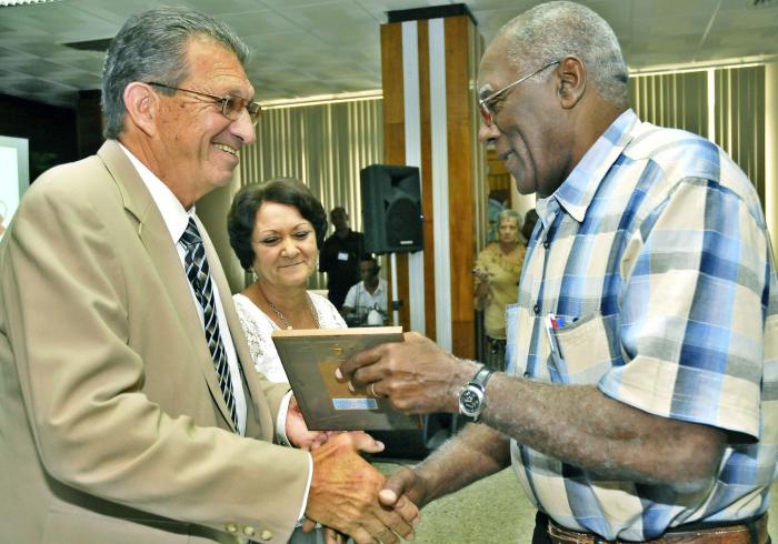 Sergio Juan Rodríguez Morales, director del Insti­tu­to de Investigaciones en Viandas Tropicales (INIVIT) en Santo Domingo, Villa Clara, fue el primero en recibir el Premio. 