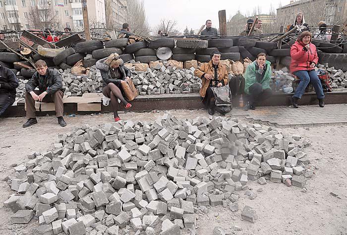 Manifestantes permanecen junto a una barricada cerca del edificio de la Administración Regional de Donetsk. 