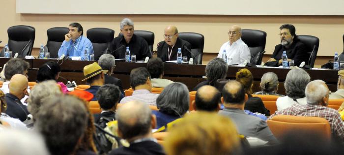 Presidencia y delegados al Congreso de la Uneac.