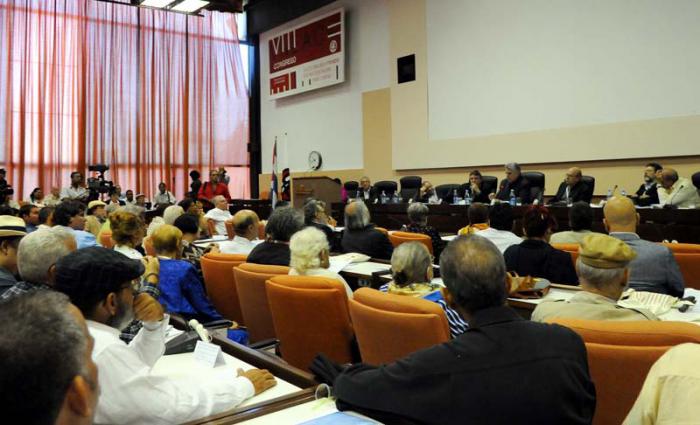 Segundo día del VIII Congreso de la UNEAC presidido por Miguel Díaz-Canel Bermúdez, primer vicepresidente de los Consejos de Estado y de Ministros y miembro del Buró Político del Partido;Roberto Montesinos, jefe de Departamento del CCPCC, Abel Prieto, asesor del presidente, el Ministro de Cultura Julián González Toledo, Miguel Barnet, presidente de la comisión organizadora y Danilo Sirio, presidente del ICRT.