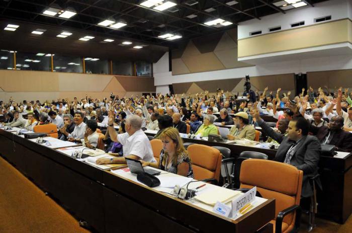 La aprobación del Dictamen de la Comisión Ciudad, Arquitectura y Patrimonio, discutido previamente por los delegados, fue un hecho en la segunda jornada del Congreso.
Segundo día del VIII Congreso de la UNEAC presidido por Miguel Díaz-Canel Bermúdez, primer vicepresidente de los Consejos de Estado y de Ministros y miembro del Buró Político del Partido;Roberto Montesinos, jefe de Departamento del CCPCC, Abel Prieto, asesor del presidente, el Ministro de Cultura Julián González Toledo, Miguel Barnet, presidente de la comisión organizadora y Danilo Sirio, presidente del ICRT.