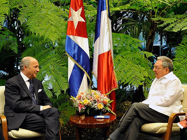 El General de Ejército Raúl Castro Ruz, Presidente de los Consejos de Estado y de Ministros, junto al excelentísimo señor Laurent Fabius, ministro de Asuntos Exteriores y Desarrollo Internacional de la República Frances