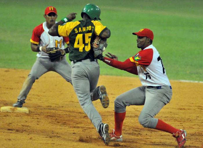 Play Off Final MTZ vs PR 6tor juego jugada para ilustrar