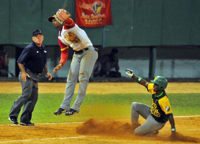 Play Off Final MTZ vs PR 6tor juego jugada para ilustrar