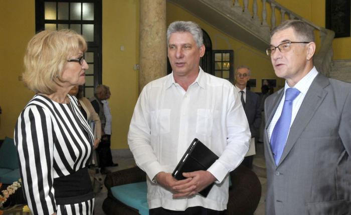 Miguel Díaz-Canel dialoga con Vera Chistova y Mikhail L. Kamynin, embajador de Rusia en Cuba.
