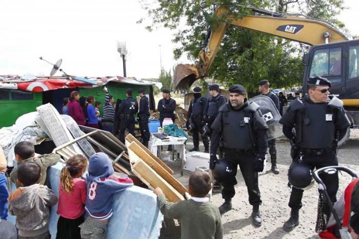 Algunos asentamientos gitanos son sometidos a desalojos por las fuerzas policiales europeas, como en este caso en España. 