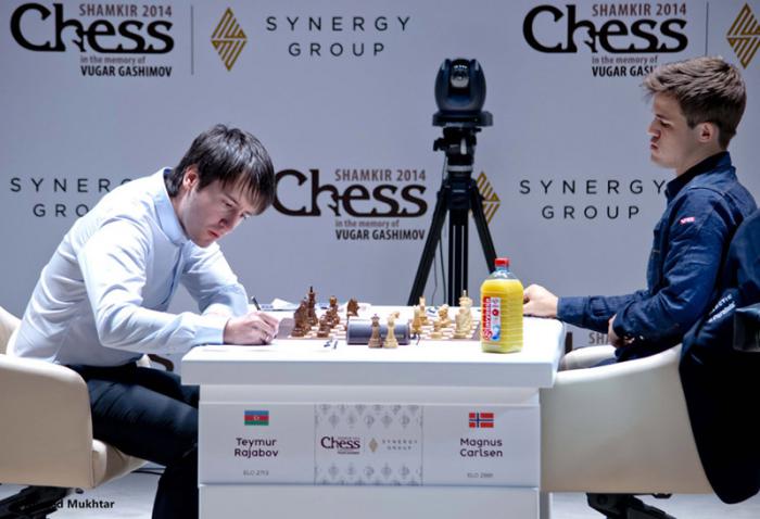 dos derrotas consecutivas del fenómeno noruego Magnus Carlsen (2 881 puntos de coeficiente Elo) en un mismo certamen