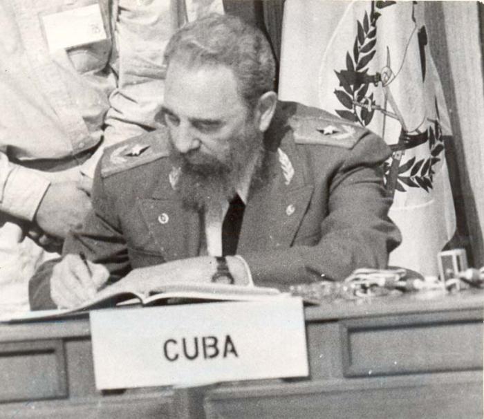 El Comandante en Jefe Fidel Castro suscribe en nombre de Cuba el Convenio Constitutivo de la Asociación de Estados del Caribe. FOTO: LIBORIO NOVAL