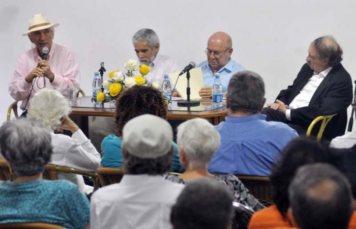 De izquierda a derecha, los poetas Waldo Leyva y Alex Pausides, Miguel Barnet e Ignacio Ra­monet durante el homenaje. 