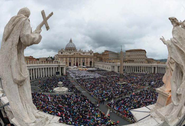 Miles de personas se reunieron en la Plaza de San Pedro del Vaticano para presenciar la histórica ceremonia. FOTO: AP