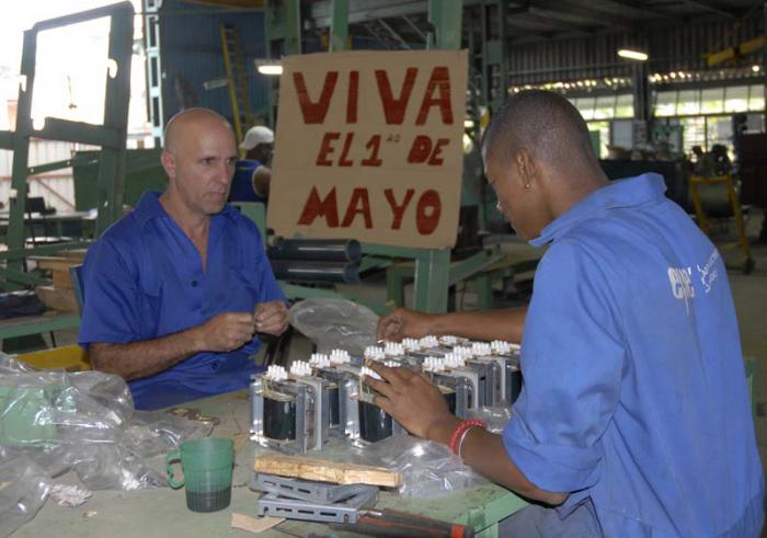 Los trabajadores del Taller Coco Peredo mantienen un desempeño eficiente tanto en el enrollado de motores como en la fabricación de transformadores en seco.