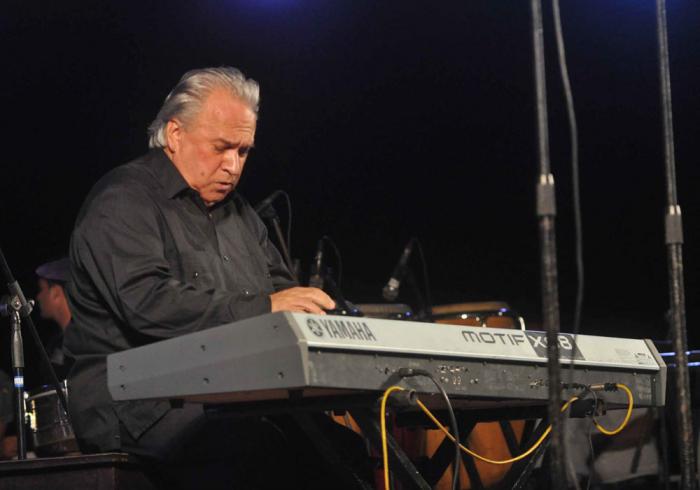 El pianista Frank Fernández en el concierto homenaje a Juan Formel, en la Tribuna Antimperialista. La Habana, Cuba.