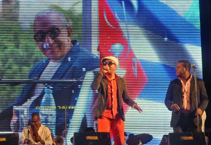 Manolito Simonet y su trabuco en el concierto homenaje a Juan Formel, en la Tribuna Antimperialista. La Habana, Cuba.