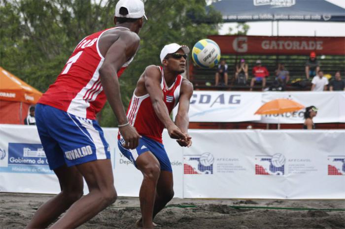 volei de playa. Díaz (izquierda) y González durante uno de sus partidos del debut. Foto: NORCECA