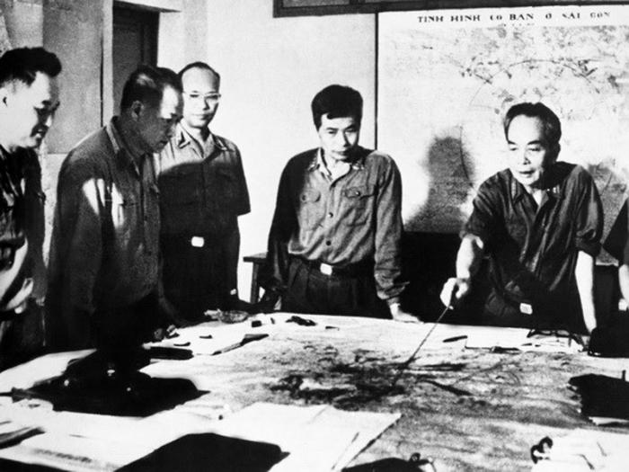 El General Vo Nguyen Giap (derecha) traza la estrategia a seguir por los combatientes vietnamitas en Dien Bien Phu. 
