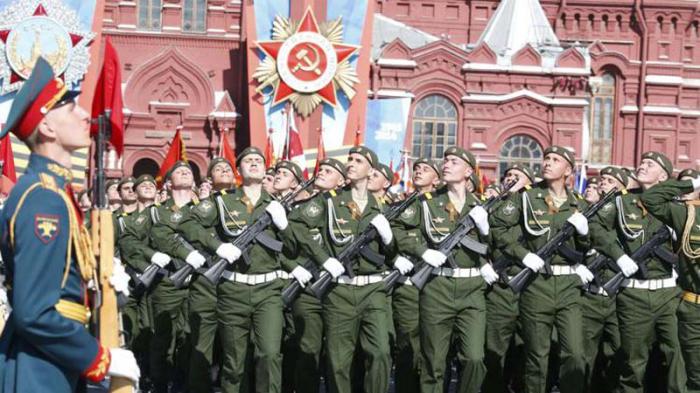 En Moscú se realizó el desfile tradicional militar con la presencia de técnica de combate y de las tropas.