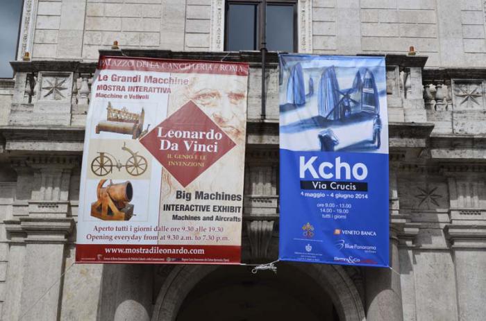 Cartel que anuncia la exposición del artista cubano en el estado pontificio. Fotos: Cortesía Kcho Estudio