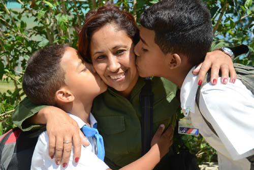 Gran Unidad Tanque Rescate de Sanguily Orden Antonio Maceo. Managua.Teniente coronel,  Evilenny Camejo (Segunda jefa de intendencia). Con la misma dedicación que en el hogar las mujeres en las FAR llenan de ternura las tareas de su profesión. Foto: Anabel Díaz Mena
