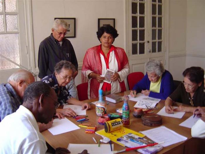 Adultos mayores participantes en el estudio, pertenecientes al  policlínico Ana Betancourt, de Playa, de­sarrollan actividades de estimulación cognitiva, como parte de las actividades de prevención previstas en la investigación. Foto: Cortesía deL entrevistadO