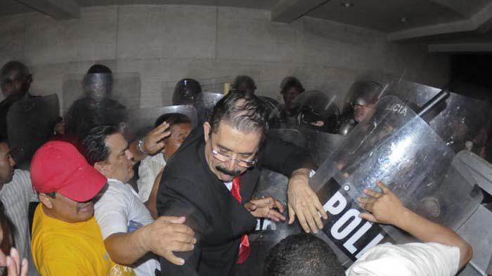 El expresidente Zelaya y miembros del partido Libre fueron desalojados con violencia de la sede del legislativo.
