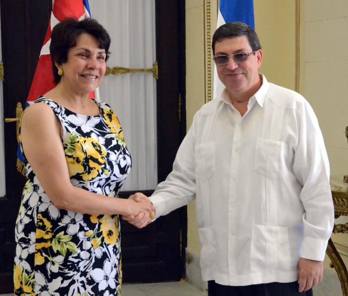 El canciller cubano, Bruno Rodríguez, saluda a su homóloga hondureña, Mireya Agüero.