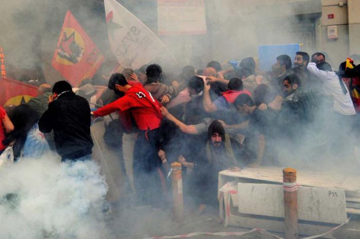 La policía antidisturbios lanzó gases lacrimógenos para dispersar a una multitud de manifestantes. Foto: AFP