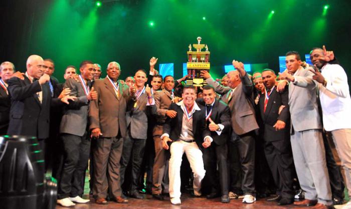 Los campeones pinareños festejaron su corona. Fotos: Ricardo López Hevia