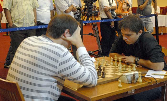 Torneo Capablanca de Ajedrez, tope entre Francisco Vallejo de España a la izquierda y Lazaro Bruzon de Cuba a la derecha