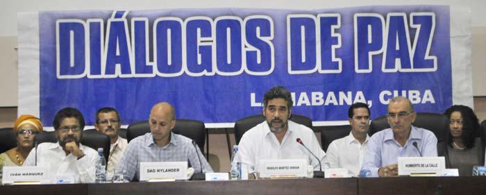 Garantes y participantes del proceso de paz. De izquierda a derecha: Iván Márquez, jefe de la delegación guerrillera; Dag Nylander, garante noruego; Rodolfo Benítez, garante cubano; Humberto de la Calle, jefe de la delegación gubernamental.