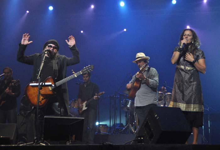 El grupo español Chambao junto a Carlos Varela y Pancho Amat, en el Karl Marx. 