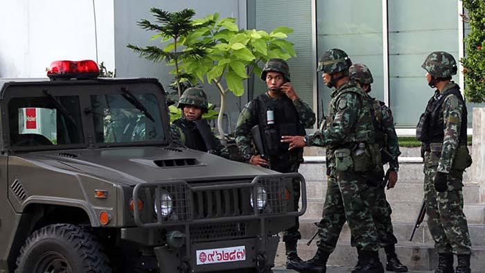 Los soldados están apostados en las estaciones de radio y televisión, y en las principales calles de la capital, Bangkok. 