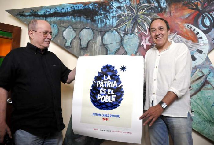 Silvio recibe el premio de manos de Pere Camps, presidente del festival.
 foto: alberto borrego