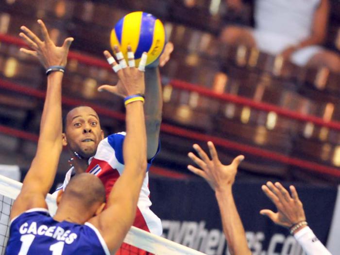 Equipo cuba de Voleibol Masculino en el NORCECA clasificatorio para el Mundial de Rumania 2014. El capitán Rolando Cepeda fue el máximo anotador por Cuba.