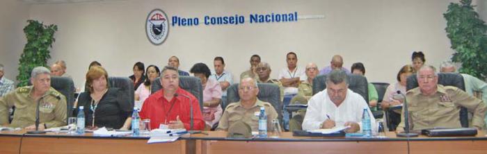 95 Pleno del Consejo Nacional de la CTC. 95 Pleno del Consejo Nacional de la CTC. A la izquierda, José Carrillo Gómez, Jefe de la Dirección Política de las FAR, Carmen Lòpez, segunda secretaria de la CTC, Ulises Guilarte de Nacimiento, secretario de la CTC;  el General de Cuerpo de Ejército Leopoldo Cintra Frías, ministro de las FAR; doctor Lázaro Toirac, y Joaquín Carvajal, viceminsitro de Economía. Lugar: CTC Nacional. Lugar: CTC Nacional 