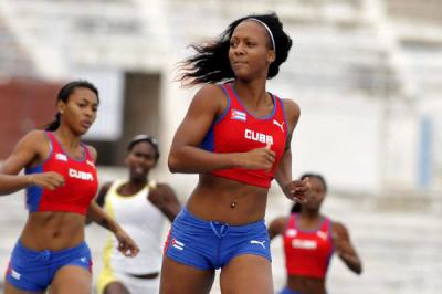 Arialis Gandulla corre y gana los 100 y 200 metros en el Memorial Barrientos 2014