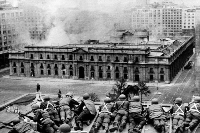 FILES - Chilean Army troops positioned on a rooftop fire on the La Moneda Palace 11 September 1973 in Santiago, during the military coup led by General Augusto Pinochet which overthrew Chilean constitutional president Salvador Allende, who died in the attack on the palace.   AFP PHOTO
 La participación de Washington en el golpe de Estado del 73 en Chile no es un secreto para nadie. FOTO: ARCHIVO