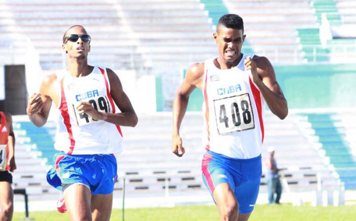 Los capitalinos Jorge Liranzo (derecha) y Andy González hicieron el un-dos en 800.