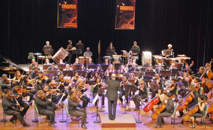 El maestro Guido López-Gavilán dirigió la Sinfónica Nacional en la clausura de Cubadisco 2014. Foto: Maylín Guerrero