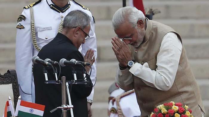 El presidente Pranab Mukherjee (izquierda) tomó juramento a Modi.