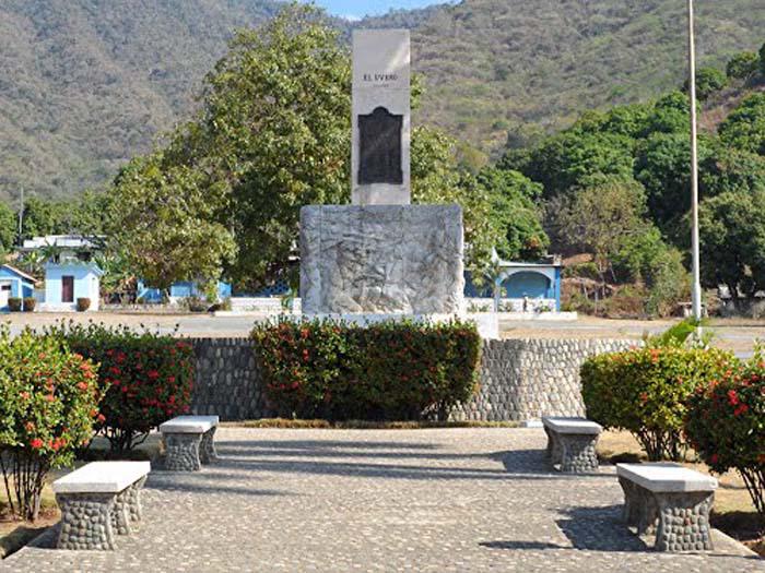 obelisco erigido en el lugar recuerda a los combatientes caídos en la heroica acción.