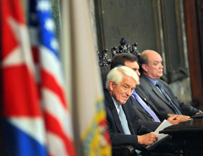 Sr Thomas J. Donohue Presidente ejecutivo principal de la cámara de comercio de EEUU; da una conferencia magistral en la universidad de la habana; acompañado de Rodrigo Malmierca MINI de inversiones extranjeras en cuba y el rector de la UNIV Gustavo Cobreiro.