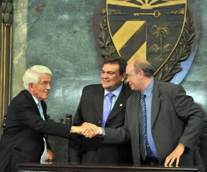 Sr Thomas J. Donohue Presidente ejecutivo principal de la cámara de comercio de EEUU; da una conferencia magistral en la universidad de la habana; acompañado de Rodrigo Malmierca MINI de inversiones extranjeras en cuba y el rector de la UNIV Gustavo Cobreiro.