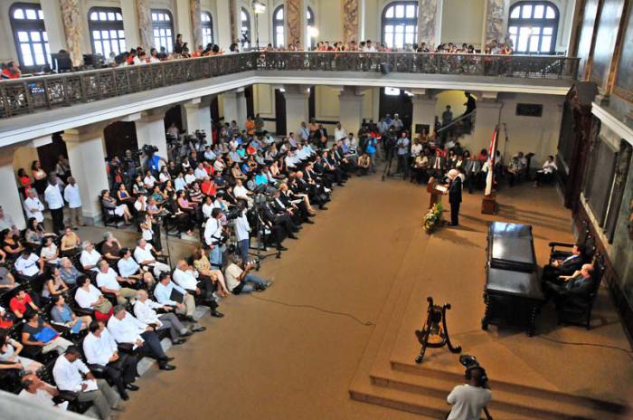 Sr Thomas J. Donohue Presidente ejecutivo principal de la cámara de comercio de EEUU; da una conferencia magistral en la universidad de la habana; acompañado de Rodrigo Malmierca MINI de inversiones extranjeras en cuba y el rector de la UNIV Gustavo Cobreiro.