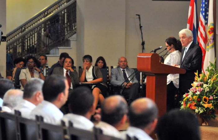 Sr Thomas J. Donohue Presidente ejecutivo principal de la cámara de comercio de EEUU; da una conferencia magistral en la universidad de la habana; acompañado de Rodrigo Malmierca MINI de inversiones extranjeras en cuba y el rector de la UNIV Gustavo Cobreiro.