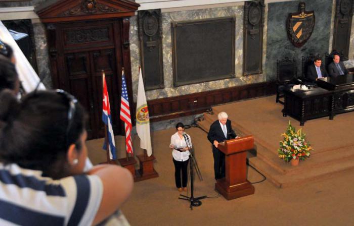 Sr Thomas J. Donohue Presidente ejecutivo principal de la cámara de comercio de EEUU; da una conferencia magistral en la universidad de la habana; acompañado de Rodrigo Malmierca MINI de inversiones extranjeras en cuba y el rector de la UNIV Gustavo Cobreiro.