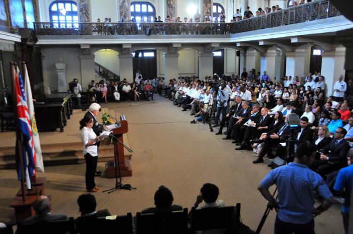 Sr Thomas J. Donohue Presidente ejecutivo principal de la cámara de comercio de EEUU; da una conferencia magistral en la universidad de la habana; acompañado de Rodrigo Malmierca MINI de inversiones extranjeras en cuba y el rector de la UNIV Gustavo Cobreiro.